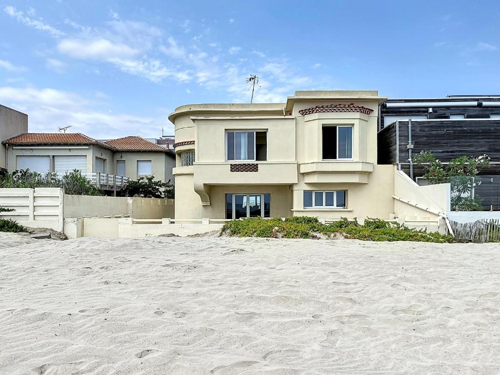 une maison au sommet d'une plage de sable dans l'établissement Villa sur plage avec garage à Carnon - FR-1-715-108, à Mauguio