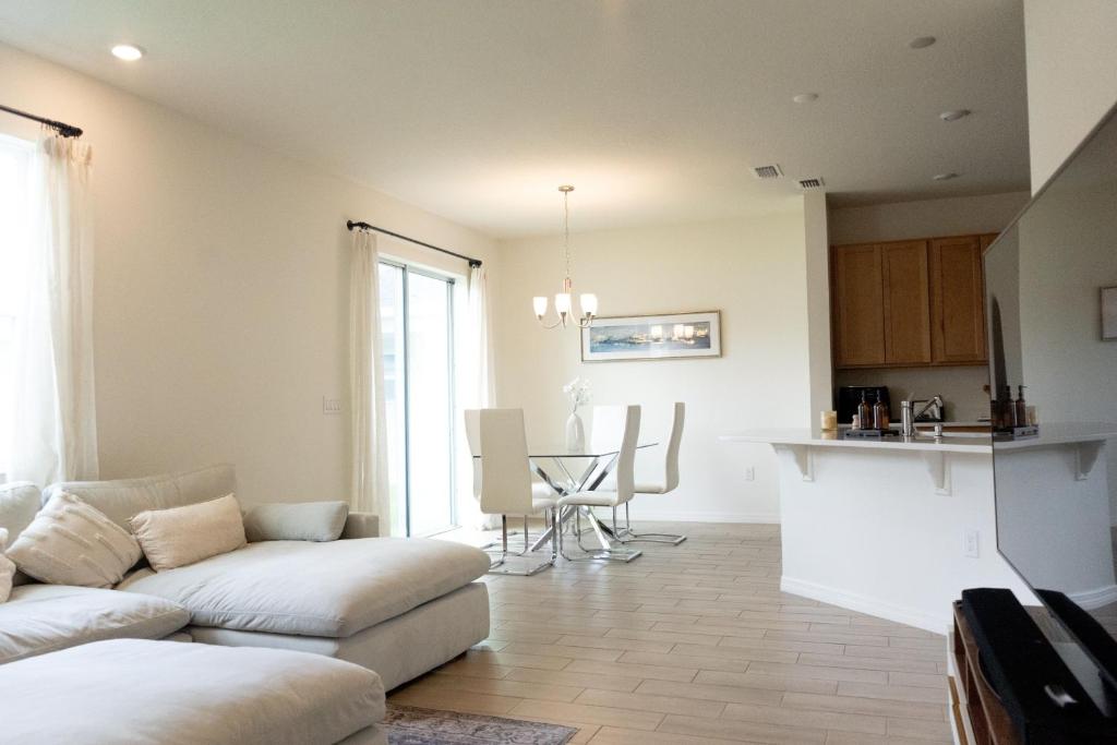a living room with a couch and a table in it at New 4BR Lakeland Home with Whole-Home Water Purifier in Lakeland