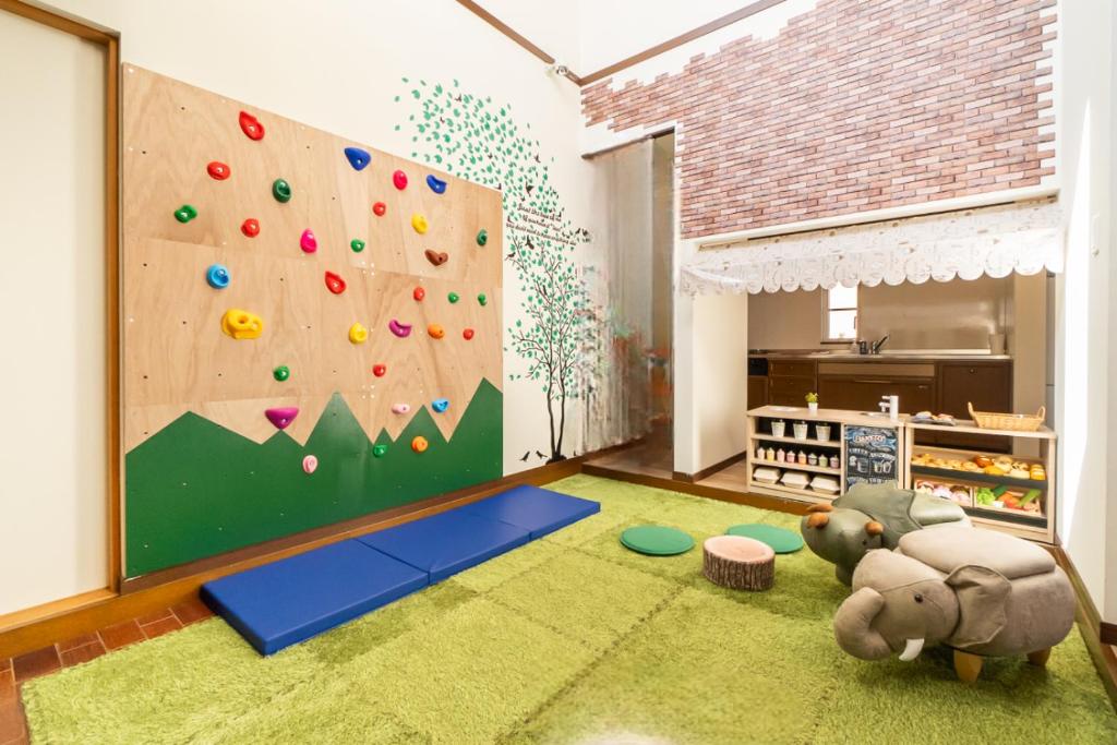 Dětský klub v ubytování ジブリパークまで車10分 遊べるキッズハウス1棟貸切り 敷地内無料駐車場あり 最大12名