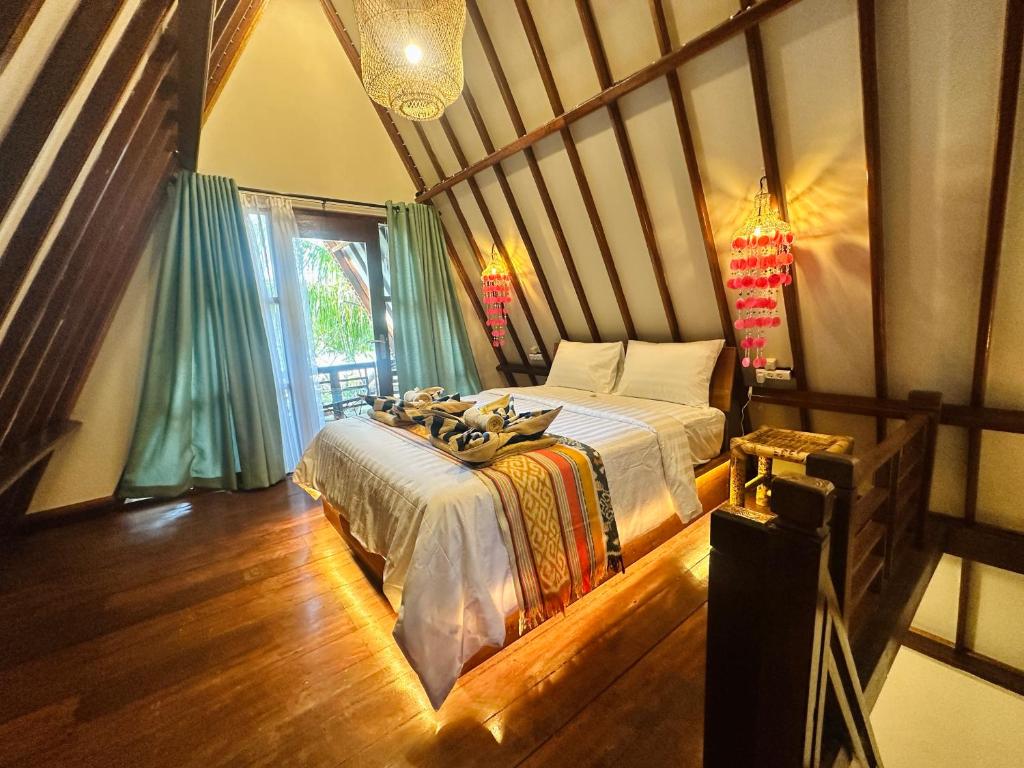 un dormitorio con una cama en una habitación en Sunny Rose Paradise Gili Air - Adults Only, en Gili Air