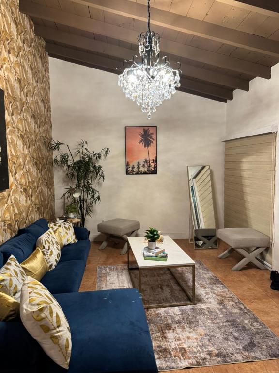 Afbeelding uit fotogalerij van 4bdrm Waterfront salt water Pool home with Outdoor theater Game Rm Make up vanities in every room Perfect for Game days and concerts trips to Miami Hard rock stadium and hotel 15 mins away in Miramar