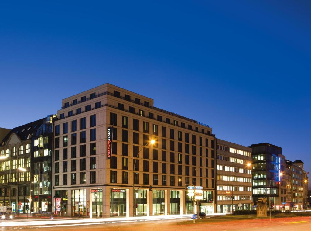 ein großes Gebäude in der Nacht auf einer Stadtstraße in der Unterkunft IntercityHotel Hamburg Hauptbahnhof in Hamburg