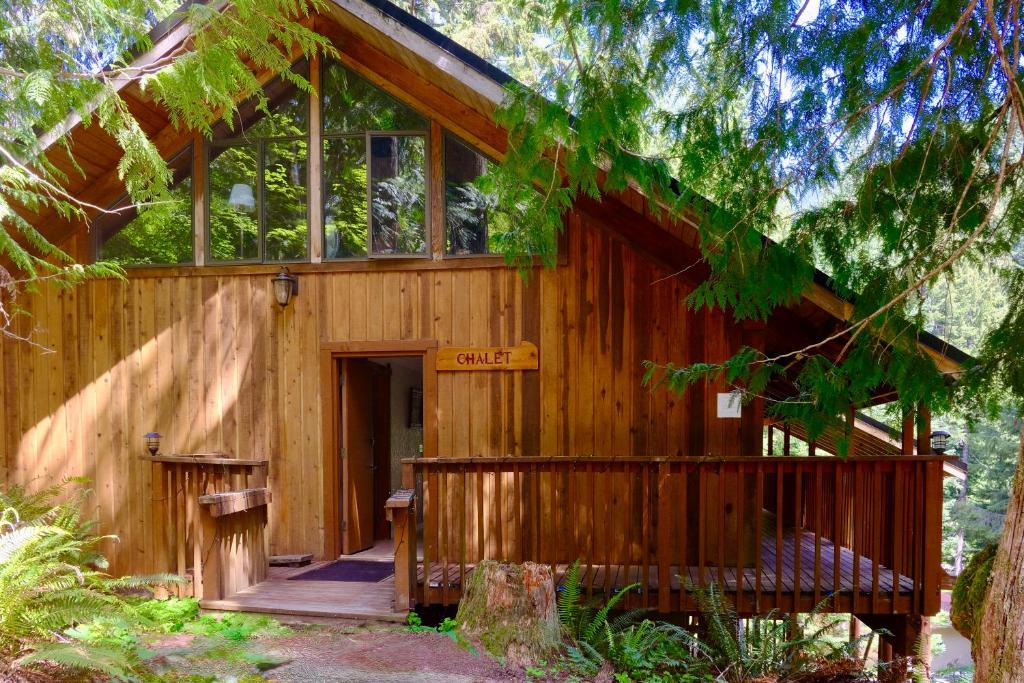 Κήπος έξω από το Chalet at Rainier Lodge (0.4 miles from the entrance)