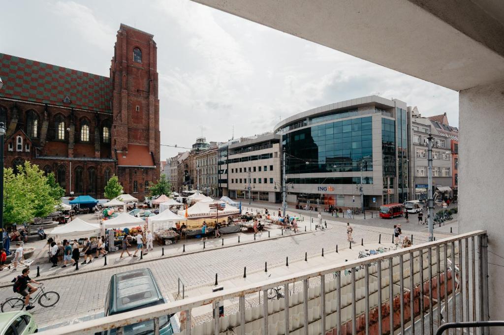 vista su una strada cittadina con persone e edifici di Wita Stwosza Rynek Apartament Wrocław a Breslavia