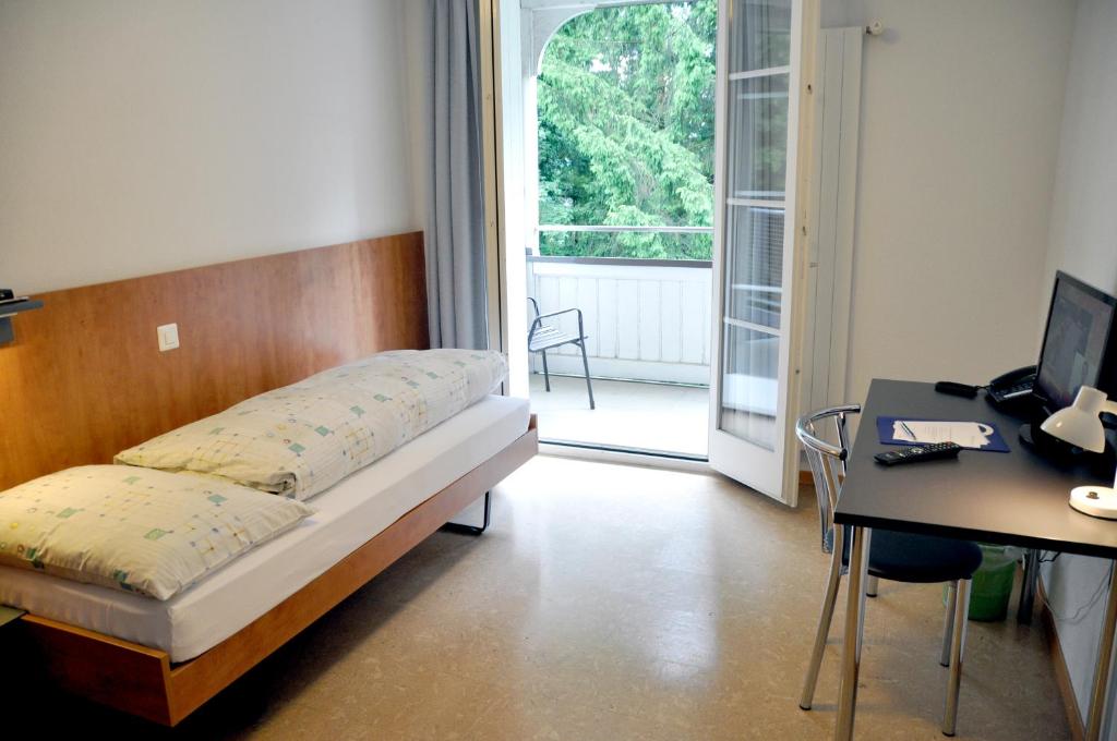 Postel nebo postele na pokoji v ubytování Bienenberg - Das Genusshotel im Grünen - Liestal