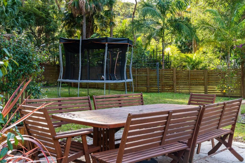 Zahrada ubytování Salt and Stone Modern Pearl Beach Stay 2 Mins to Ocean