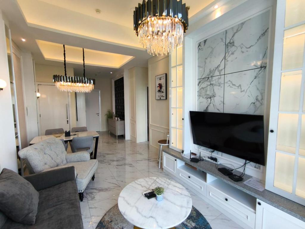 Μια τηλεόραση ή/και κέντρο ψυχαγωγίας στο super penthouse stmoritz apartment, lippomall puri indah