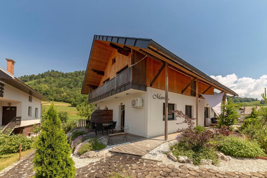 een huis met een houten dak en een patio bij Turistična kmetija Marovt in Bled