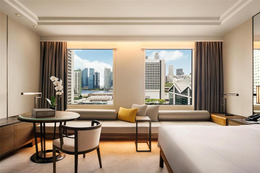 Giường trong phòng chung tại Conrad Singapore Marina Bay
