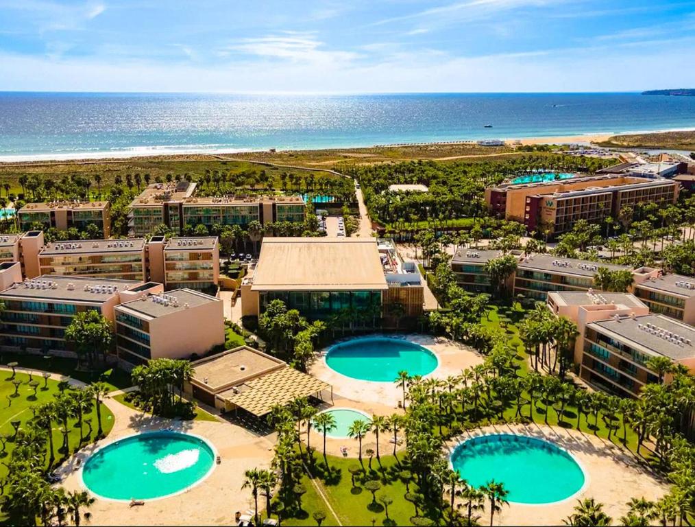 Bazén v ubytování Outstanding Condo- Beach, Pool & Golf by BeCherish nebo v jeho okolí