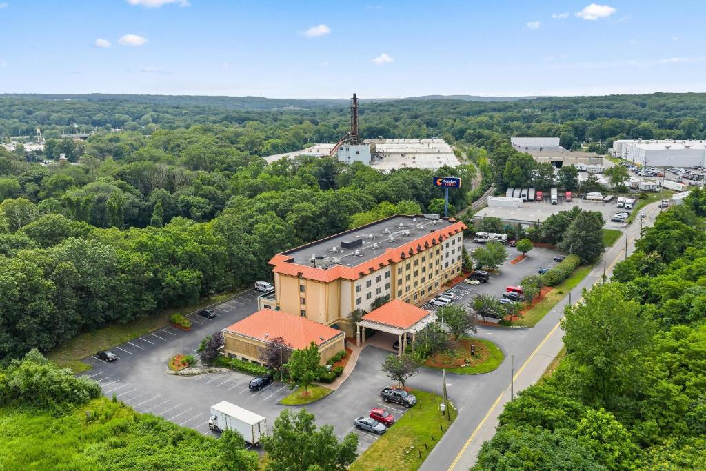 Una vista aérea de un edificio con estacionamiento. en Comfort Suites Near Casinos, en Norwich