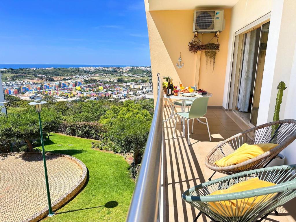 un balcone con sedie e un tavolo con vista di Azure Heaven by BeCherish a Páteo