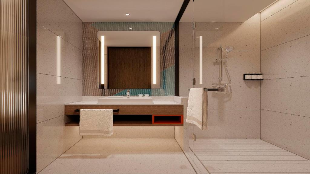 um banheiro com uma pia e um espelho em Holiday Inn Express Kunming Economic Dev Zone by IHG em Kunming