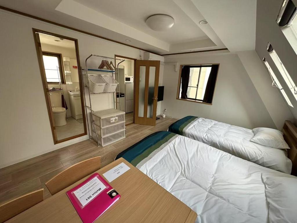 Postel nebo postele na pokoji v ubytování 501 Melon Home難波日本橋 徒歩10分 黒門市場 徒歩5分 心斎橋 1駅 広いお部屋