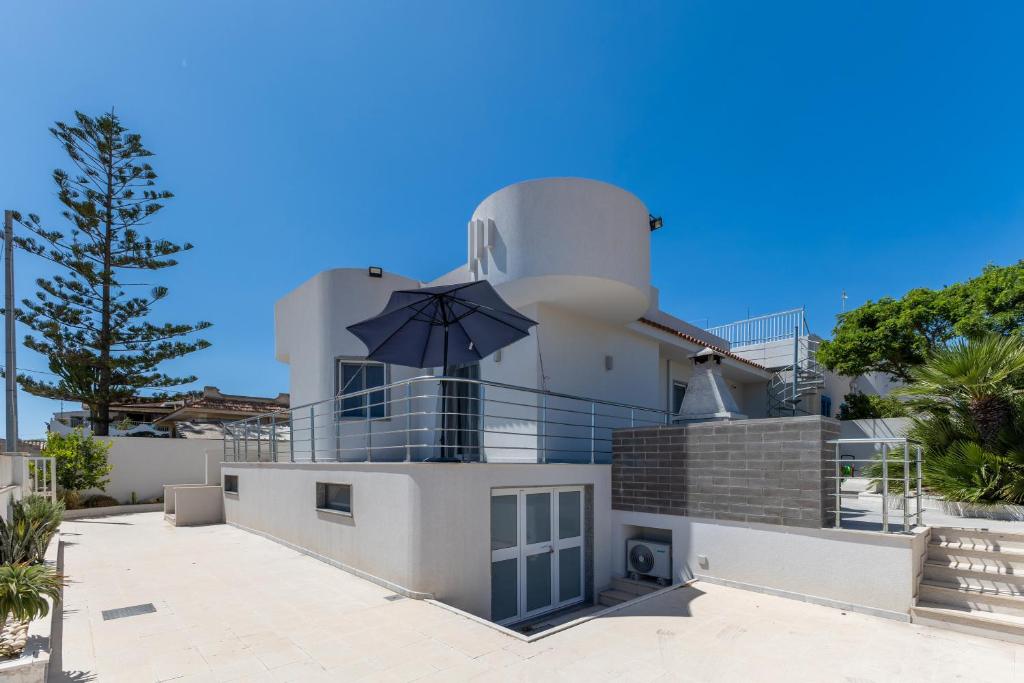 a house with an observatory with an umbrella at Villa Primavera in Marina di Modica