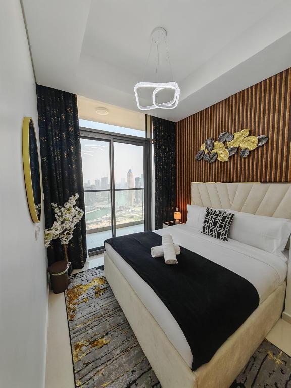 Postel nebo postele na pokoji v ubytování Comfort Luxury Canal View 2Bhk