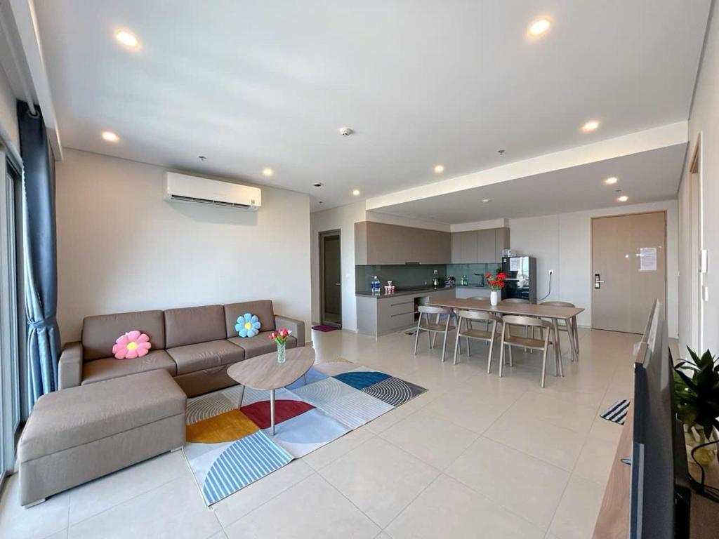 a living room with a couch and a table at căn hộ the sóng 3 phòng ngủ in Vung Tau