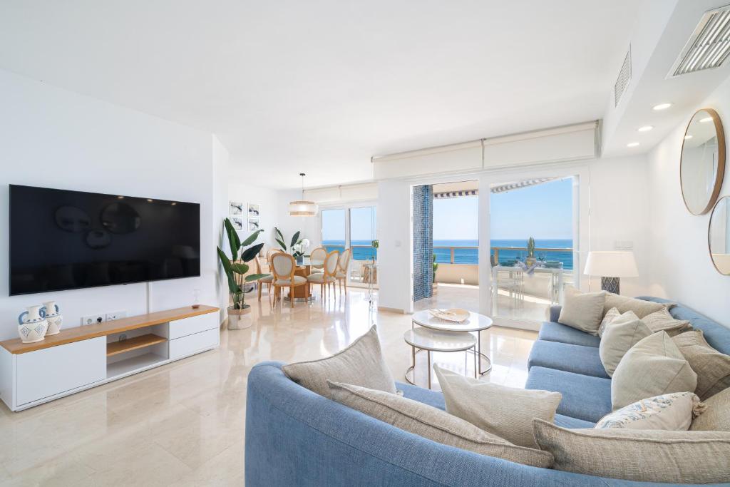 Μια τηλεόραση ή/και κέντρο ψυχαγωγίας στο Luxury Duplex Pez Espada by AORA STAY