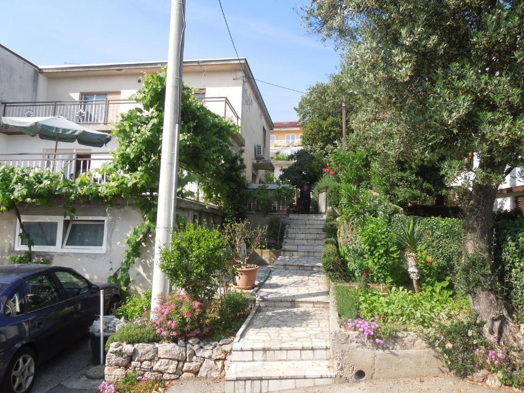 eine Treppe, die zu einem Haus mit Blumen führt in der Unterkunft Apartments Miljkovic in Crikvenica