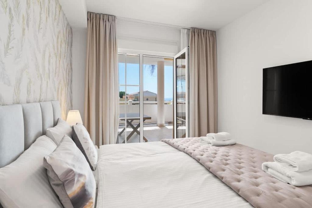 Domillion 2bdr 2bath apt Lomas33 Cabopino Golf