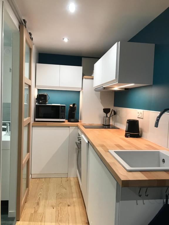 Cuisine ou kitchenette dans l'établissement Appartement Cauterets 2 personnes Studio 10