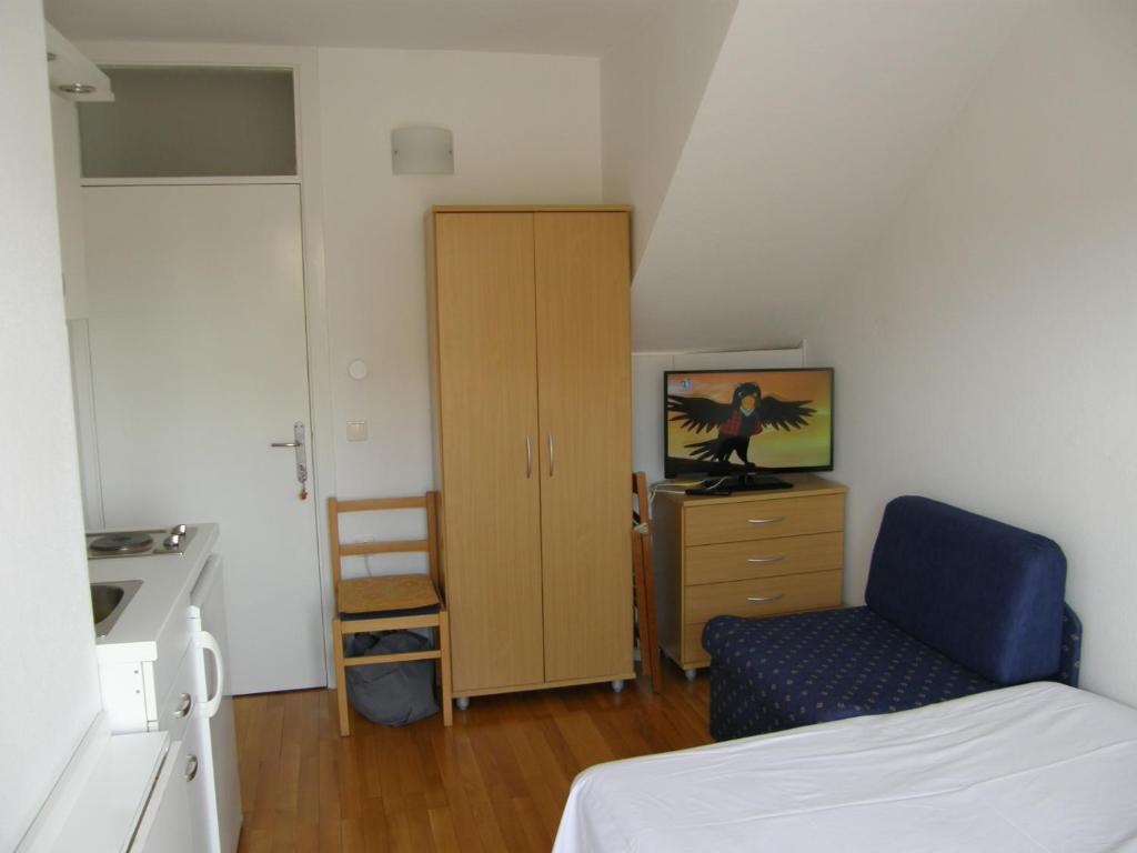 1 dormitorio con 1 cama, 1 silla y 1 armario en Apartments Jakova Dudana 10, en Makarska