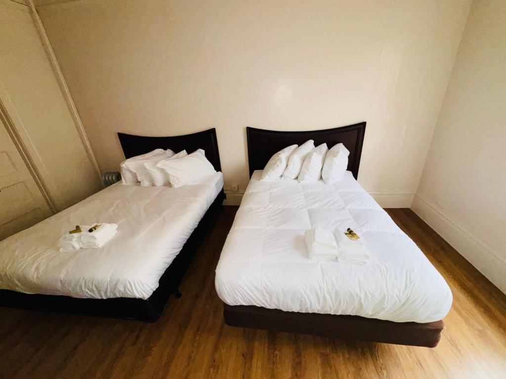 two beds sitting next to each other in a room at Riviera Hotel in San Francisco
