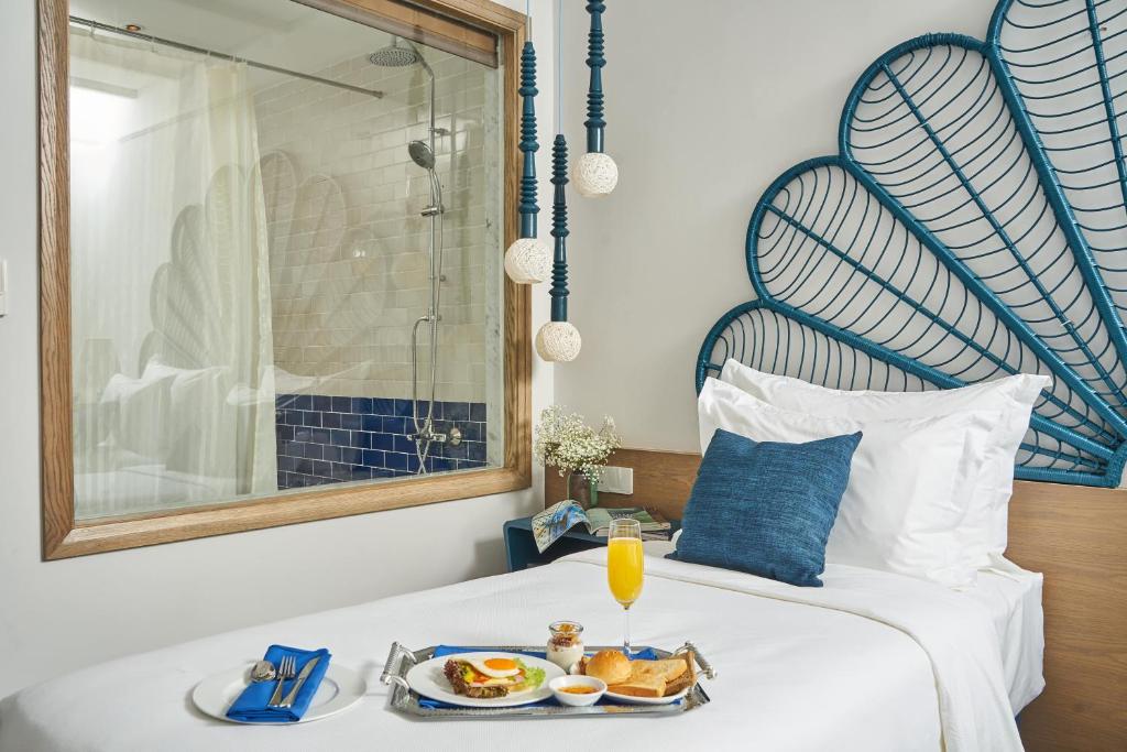 Sofiana Deluxe Bathtub with -Dinner for Two