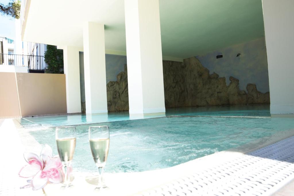 Bazén v ubytování Hotel Leon D'oro nebo v jeho okolí