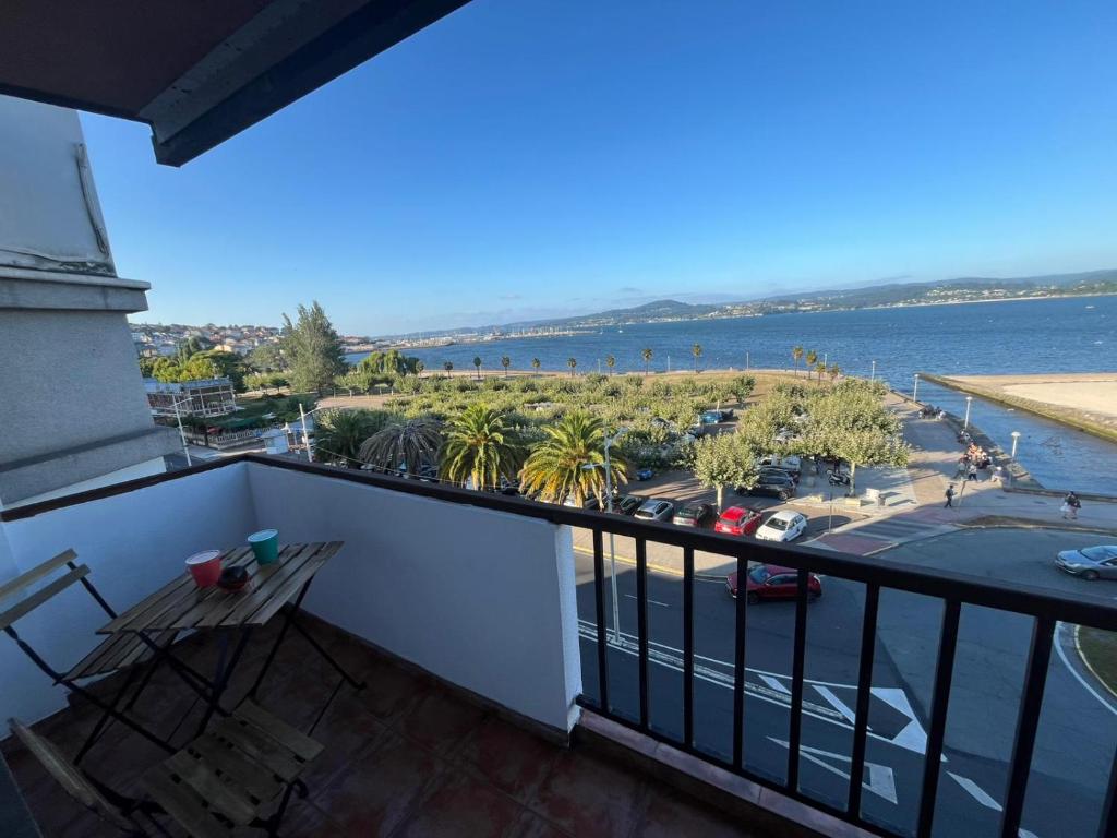 a balcony with a view of a body of water at Playa centro Sada 4 dormitorios in Sada