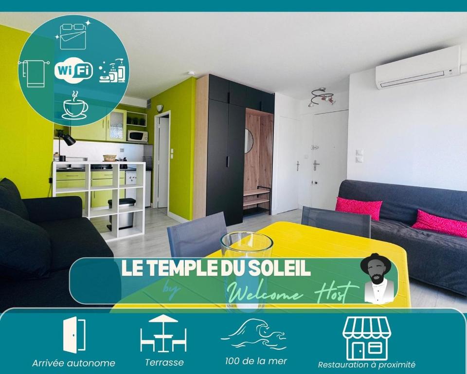 un salon avec un canapé et une table dans l'établissement Le Temple du Soleil, Mer et Plage, à La Grande Motte