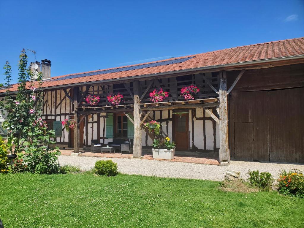 Κήπος έξω από το La Varnière - B&B with communal kitchen
