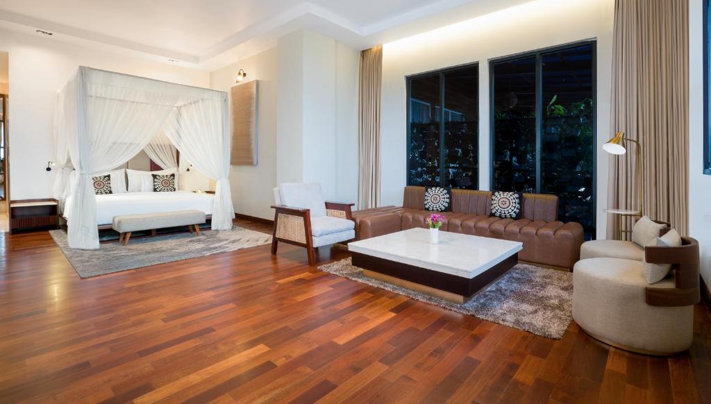 Grand Sunshine Resort & Convention - Suite With Private Meeting Room