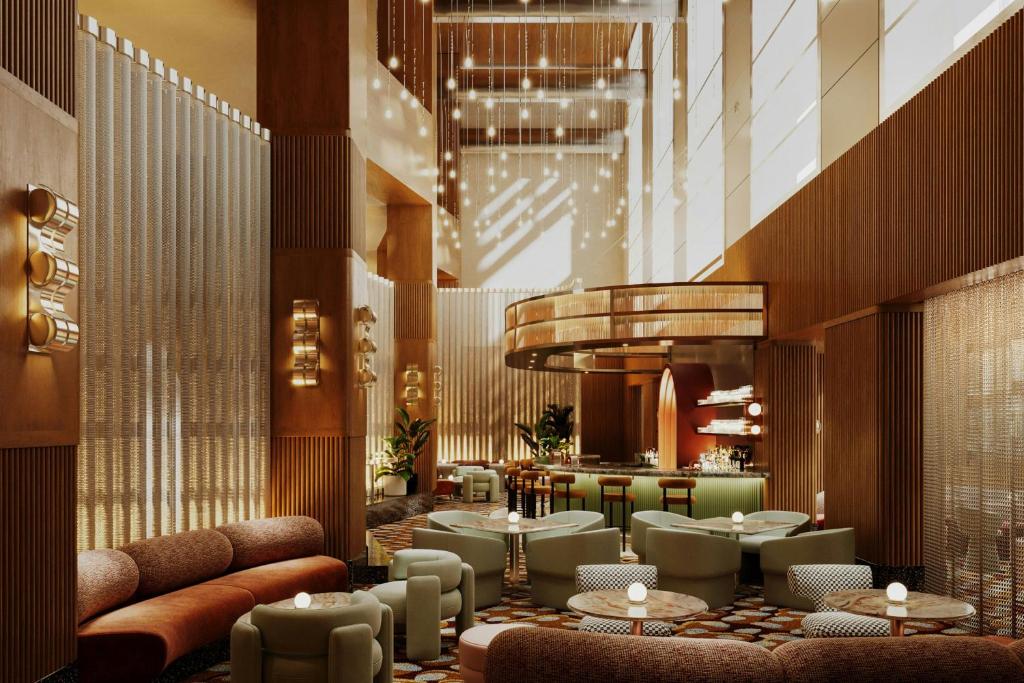 um lobby de hotel com mesas e cadeiras em W Hoboken em Hoboken