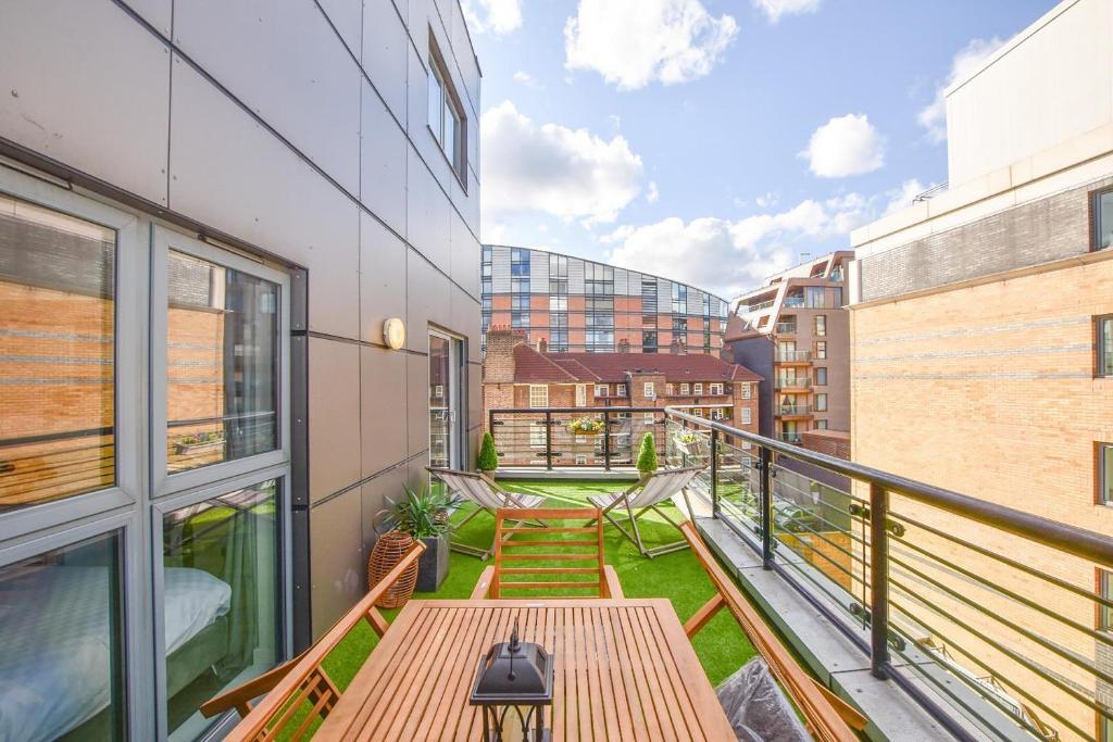 un balcón con mesa y sillas. en Big Ben 2 Bed, en Londres