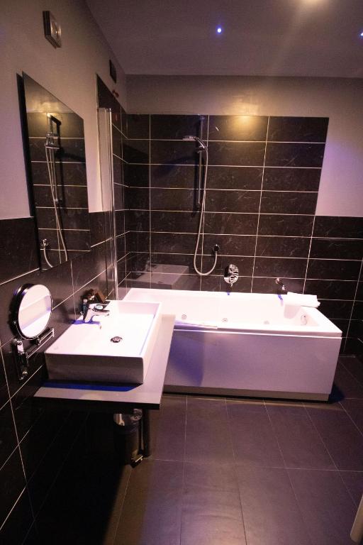 The Bryson Hotel - Resim 36