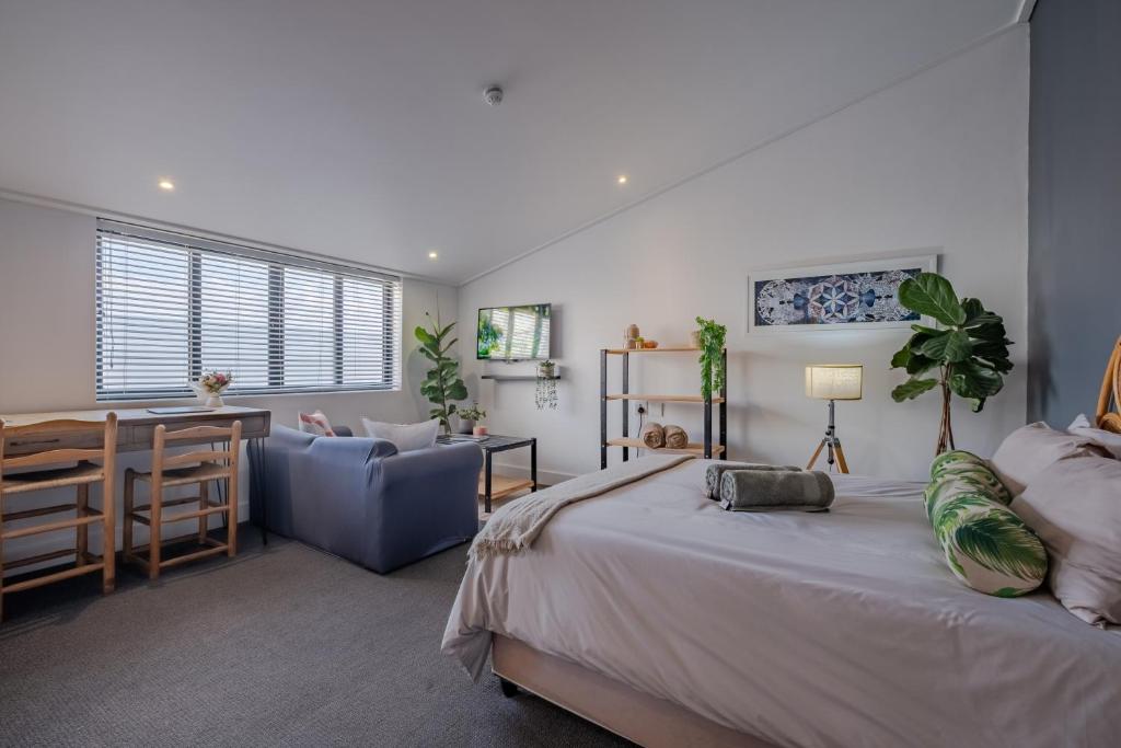 Ένα ή περισσότερα κρεβάτια σε δωμάτιο στο Hermanus Waterfront Boho Studio Apartment, Whale Coast Hideaway