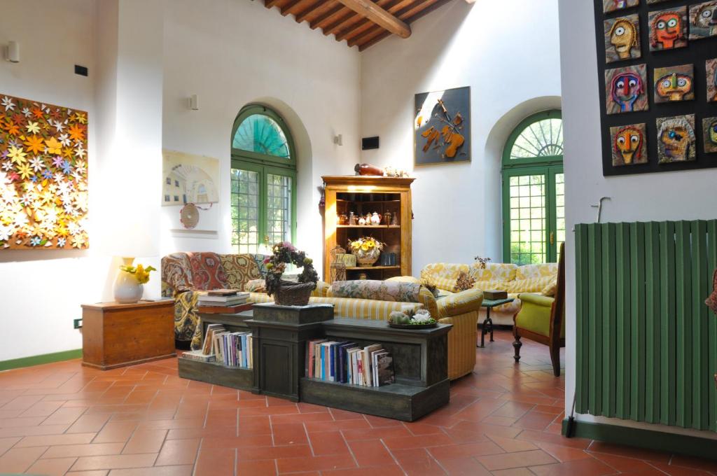 a large living room with couches and a table at Casa Alta in Pistoia