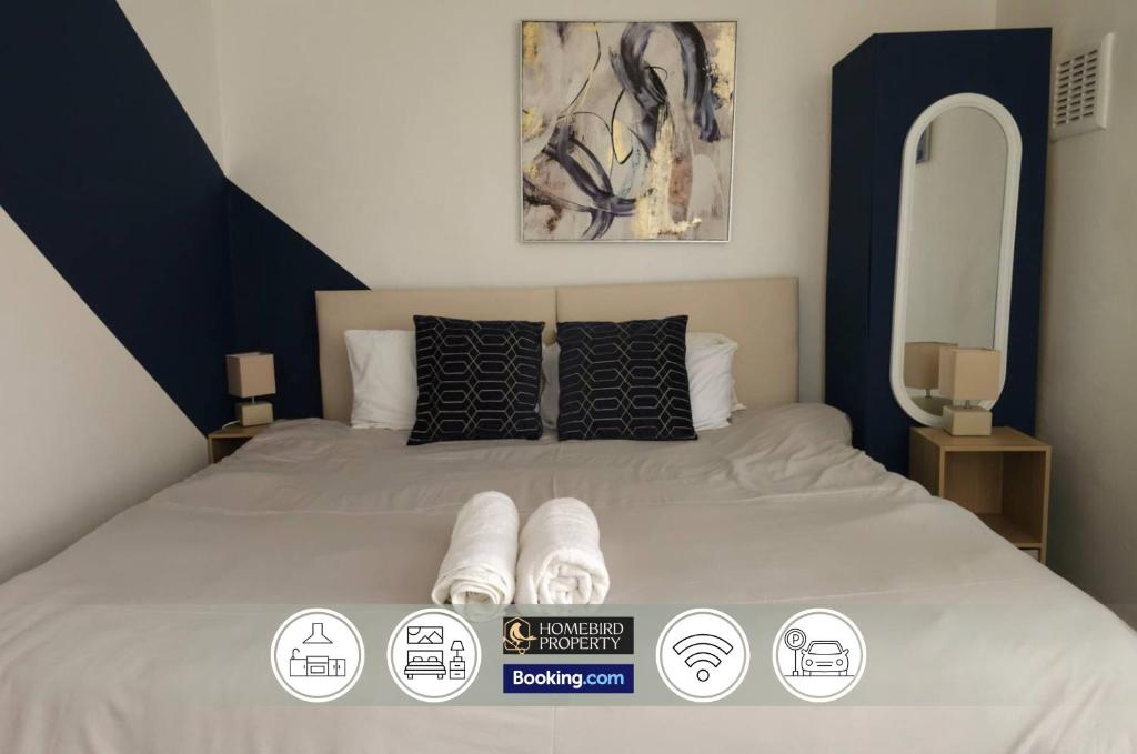 Postel nebo postele na pokoji v ubytování 5 Bedroom House By Homebird Property Management Short Lets & Serviced Accommodation Leeds With Free Parking & Garden