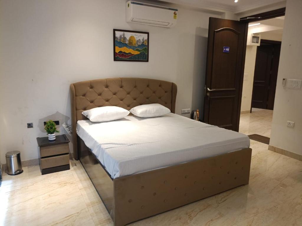 a bedroom with a large bed with white sheets at Anant in Jāmb