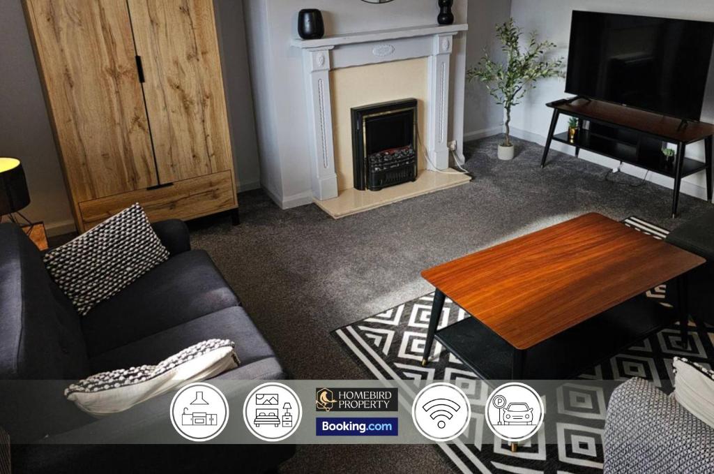 Χώρος καθιστικού στο Spacious 3-Bedroom Semi Detached House By Homebird Property Management Short Lets & Serviced Accommodation Leeds With Private Parking & Garden
