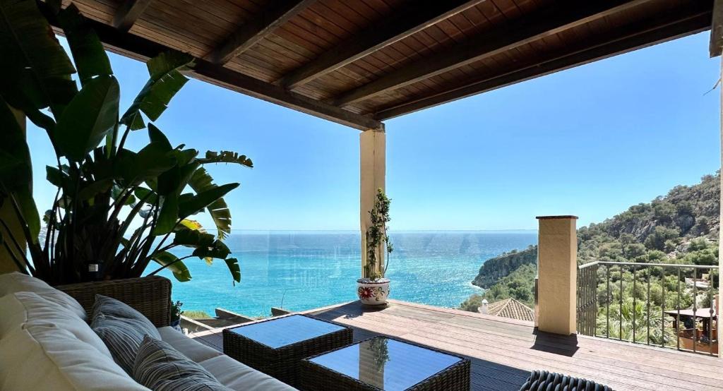 - Balcón con vistas al océano en Beautiful House With Splendid Sea, en La Herradura