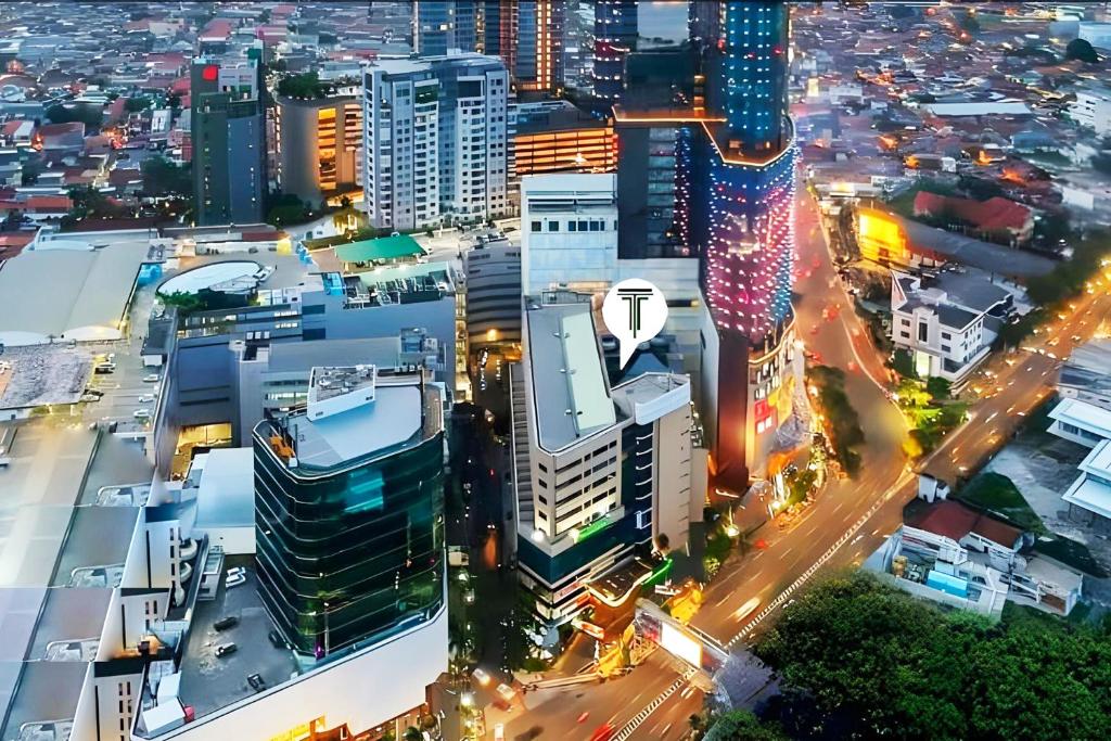 una vista aérea de una ciudad por la noche en Tunjungan Hotel, en Surabaya