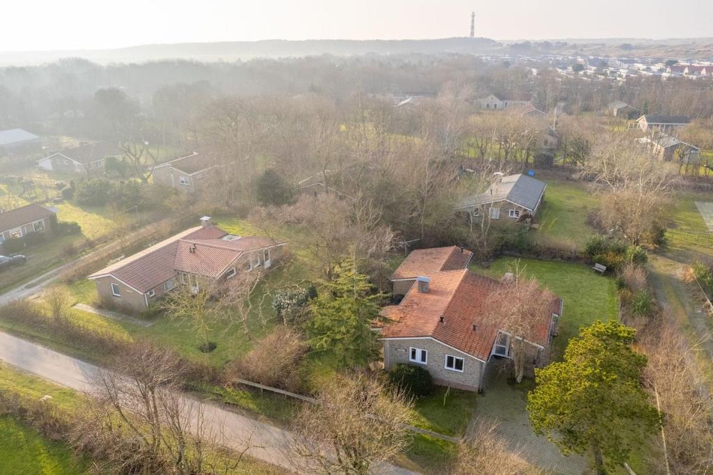 una vista aérea de una casa en una subdivisión en Saskia, en Hollum