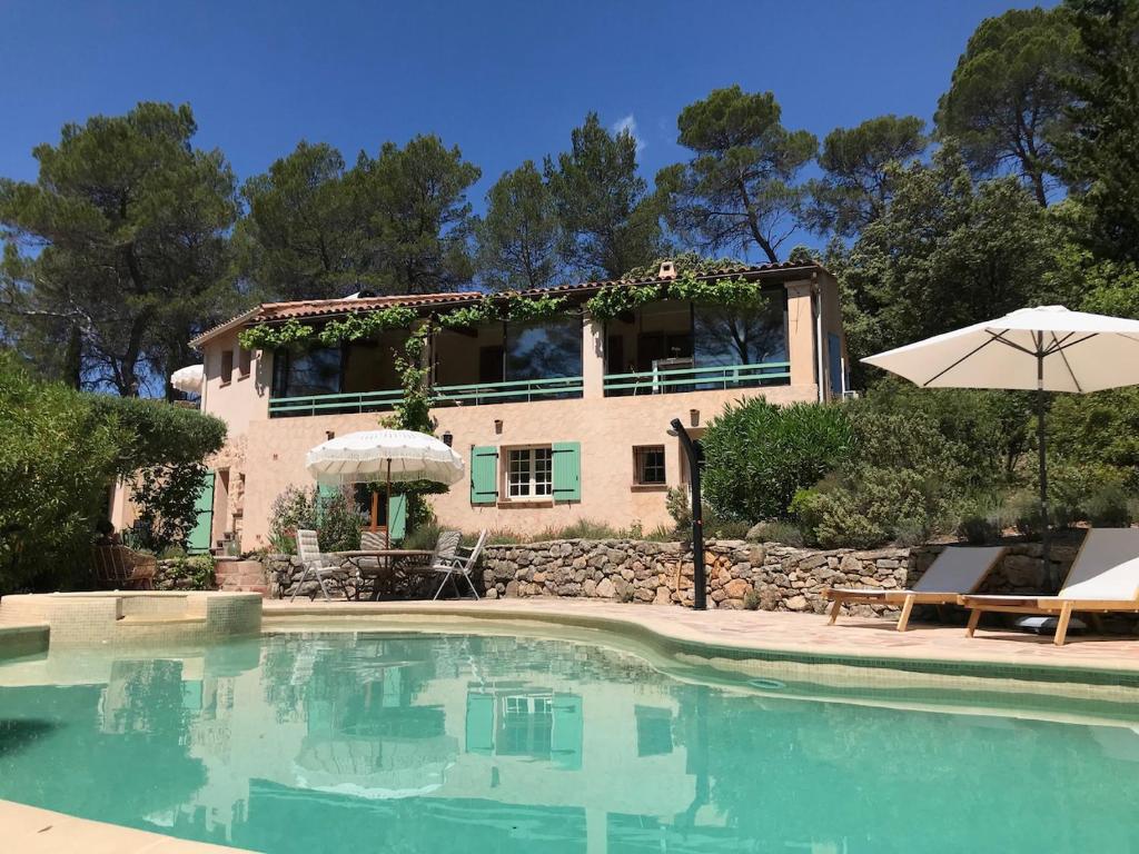 een huis met een zwembad voor een huis bij Les Bosquets in Lorgues
