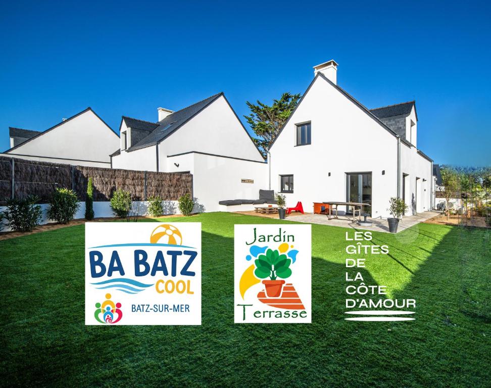 a house with two signs in front of it at Ba-Batz Cool - Les Gîtes de la Côte d'Amour in Batz-sur-Mer