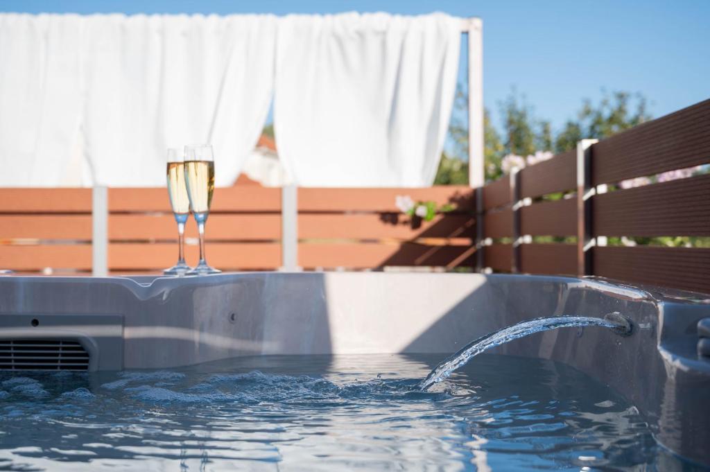 Bazén v ubytování Amici Cottage with Outdoor Jacuzzi nebo v jeho okolí