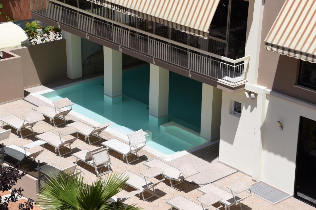 Bazén v ubytování Hotel Leon D'oro nebo v jeho okolí