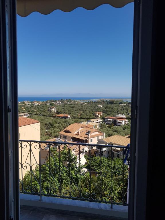 una vista di una città da un balcone di Maria's Cottage a Città di Lefkada