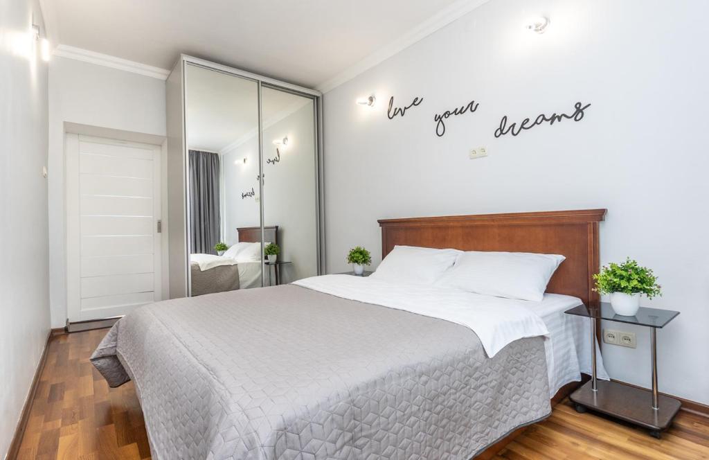 2 rooms Lux Apartment near The Gulliver Mall фото 6